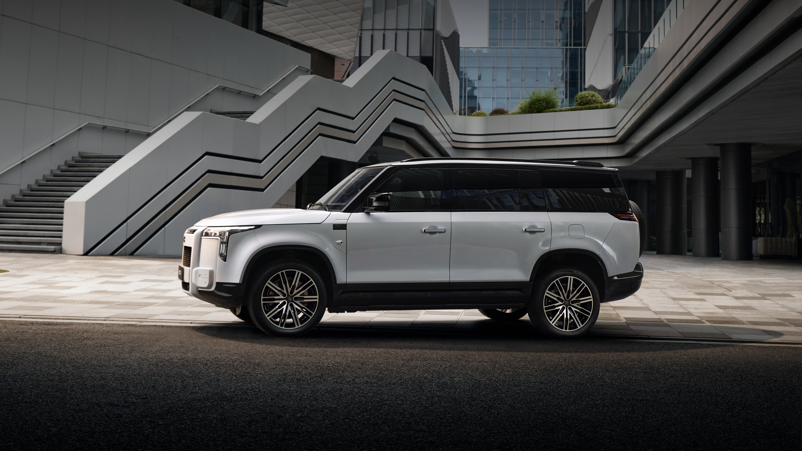 ROX ADAMAS - All-Terrain Luxury SUV